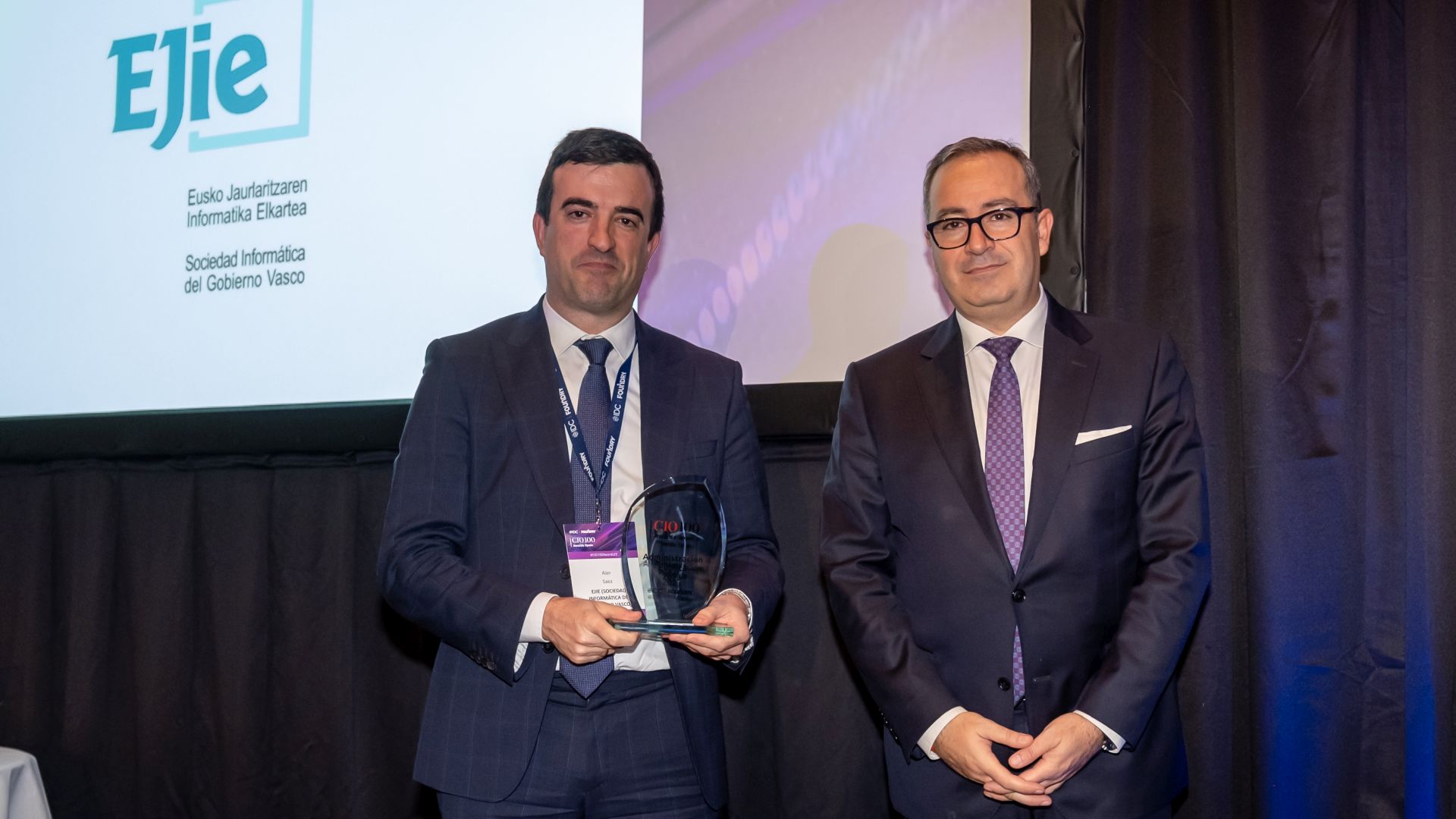 Asier Sáez de Vicuña, director general del EJIE, ha recogido el premio de manos de José Antonio Cano, managing consulting de IDC