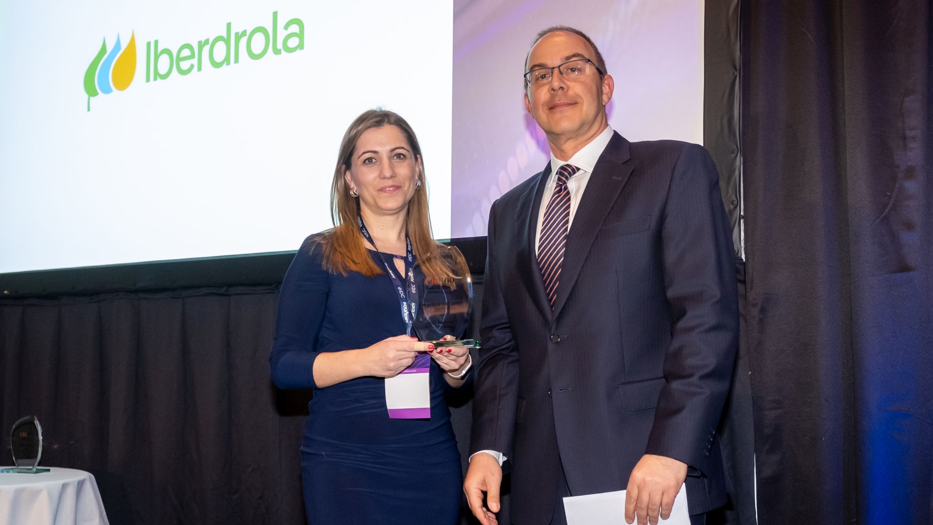 Margarita Fernández de Prada, directora de transformación digital de Iberdrola, ha recogido el galardón de manos de Manuel Pastor, director general de Foundry España.